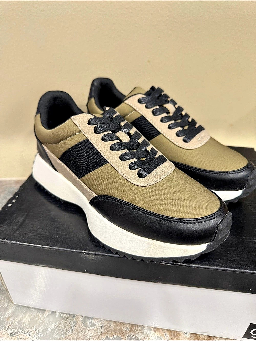 DV Green & Black Sneakers Like New